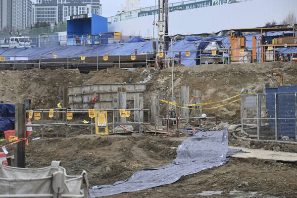 17일 신분당선 연장구간 공사 현장에서 옹벽이 무너져 근로자 1명이 사망하는 사고가 발생했다. 사고 발생 이후 폴리스라인이 설치된 현장 모습. 경기일보DB