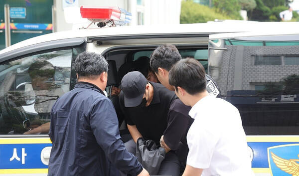 2025년 7월30일 의정부시 가능동 의정부지방법원에서 강도상해 혐의로 구속영장이 청구된 30대 농협 직원 A씨가 구속 전 피의자 심문을 위해 법정으로 이동하고 있다. 연합뉴스