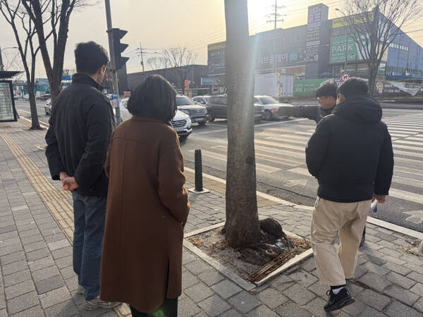 김병민 용인특례시의원이 구흥구 관계자들과 14일 교통사고 발생현장을 점검하고 있다. 김병민 용인특례시의원 제공