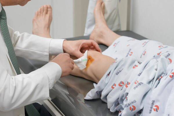 고용곤 연세사랑병원 병원장이 무릎 퇴행성관절염 환자에게 자가지방유래 기질혈관분획(SVF) 주사 치료를 시행하고 있다. 연세사랑병원