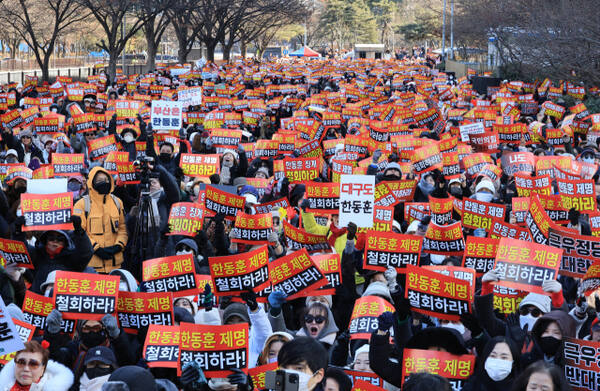 24일 서울 여의도에서 열린 한동훈 전 국민의힘 대표 지지자 집회에서 참석자들이 피켓을 들고 한 전 대표에 대한 제명 철회를 요구하는 내용의 구호를 외치고 있다. 연합뉴스