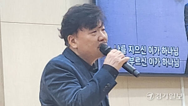 최인혁 목사가 25일 오후 평택 평화성결교회에서 열린 작은 말씀콘서트에서 찬양을 하고 있다. 최해영 기자