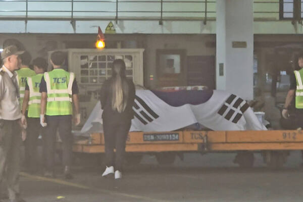 26일(현지시간) 베트남 호찌민시 떤선 국제공항에 도착한 이해찬 민주평화통일자문회의 수석부의장의 관이 대형 태극기에 감싸인 채 공항 내부로 옮겨지고 있다. 연합뉴스