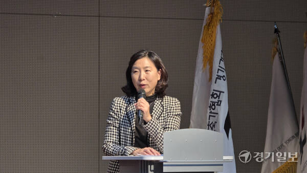 지난 27일 열린 ㈔한국건축가협회 경기건축가회 지부인준식에서 김성혜 경기건축가회장이 발언하고 있다. 이나경기자