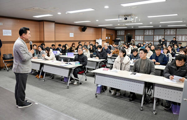 김동근 의정부시장이 27일 인재양성교육장에서 열린 2026년 중소 벤처기업 시책 설명회에서 인사말을 하고 있다. 의정부시 제공