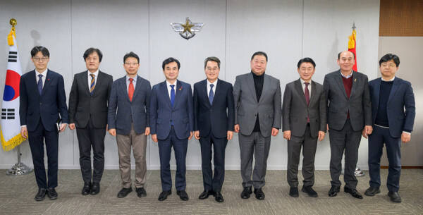 28일 국방부 본부에서 열린 ‘경기 북부 반환공여지 개발 정부 지원방안 지방정부 의견 청취 간담회’에 참석한 김동연 경기도지사, 안규백 국방부 장관 등이 기념촬영을 하고 있다. 경기도 제공