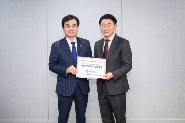 지난 28일 국방부에서 열린 ‘경기북부 미군공여구역 간담회’에서 김동근 의정부시장(오른쪽)이 안규백 국방부 장관에게 반환공여구역 관련 건의사항을 전달한 뒤 기념촬영을 하고 있다. 의정부시 제공