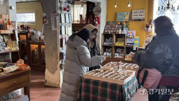 n일 수원특례시의 한 소품 판매점을 방문한 시민들이 ‘볼꾸’를 위한 재료를 구입하고 있다. 김소현기자
