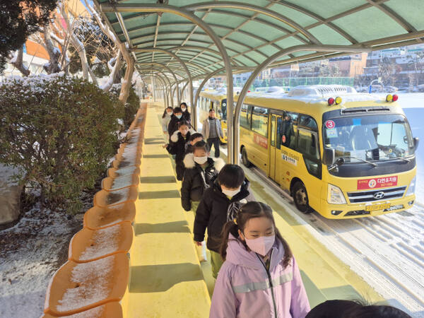 체험 활동에 참여한 학생들이 버스에서 하차하는 모습. 수원초등학교 제공