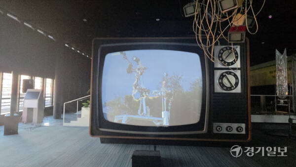 백남준의 예술정신을 기리며 열린 권병준 작가의 ‘유령극단x로봇K-456 : 다시 켜진 회로’ 퍼포먼스 장면 중 일부. 화면 스크린에 여러 로봇들의 모습이 비쳤다. 이나경기자