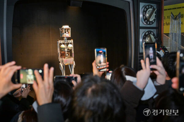 복원 작업을 마친 백남준의 ‘로봇 K-456’이 대중 앞에서 공연을 펼치고 있다. 윤원규기자