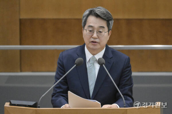 3일 오전 경기도의회 본회의장에서 열린 '제388회 임시회 제1차 본회의'에서 김동연 경기도지사가 도정 업무보고를 진행하고 있다. 홍기웅기자