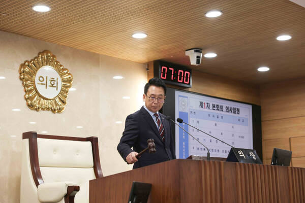 강정구 평택시의회 의장이 3일 본회의장에서 열린 제260회 임시회 제1차 본회의에서 개회 선언을 하고 있다. 평택시의회 제공