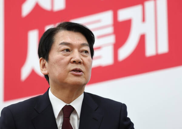 안철수 "금배지가 프리패스권이냐" 의원총회 출입구 컷