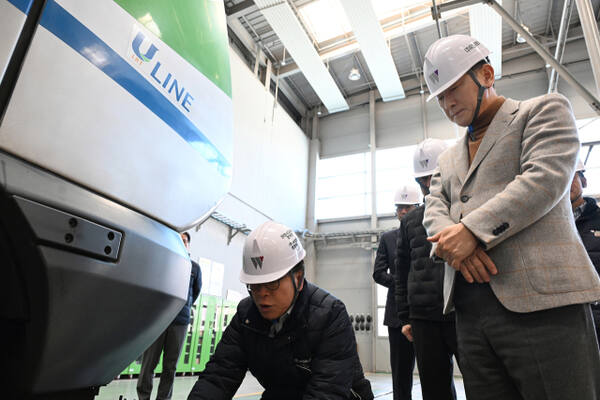 최근 의정부경전철 차량기지에서 열린 ‘의정부경전철 중장기 운영전략 수립용역 착수보고회’에서 김동근 시장이 경전철 차량을 둘러보고 있다. 의정부시 제공