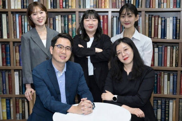 경기일보 경기알파팀(왼쪽 윗줄부터 시계방향. 이나경 문화체육부 기자, 이연우 경제부 차장, 박귀빈 인천본사 정치부 기자, 김경희 정치부 차장, 이호준 경제부 부장). 경기일보DB