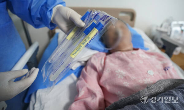 경기도내 한 요양병원에서 의료진이 환자의 다제내성균 감염 여부를 확인하기 위해 시료 추출을준비하고 있다. 홍기웅기자