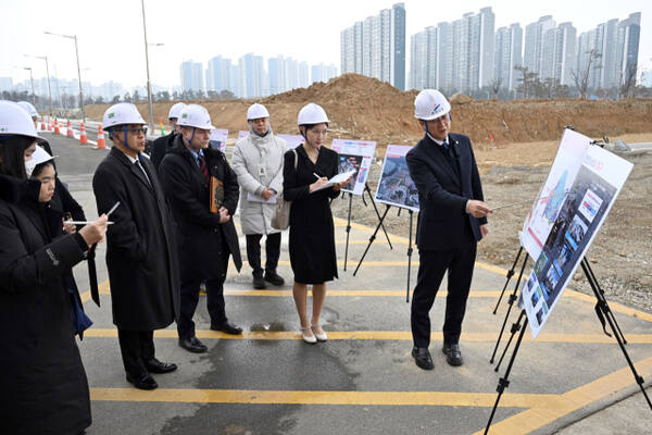 이민근 안산시장이 4일 오전 ASV 조성 현장을 방문한 주한독일·태국대사 및 양국 기업 대표단을 상대로 브리핑하고 있다. 안산시 제공