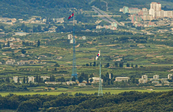 파주시 접경지역에서 바라본 서부전선 비무장지대(DMZ) 남한 대성동 마을의 태극기와 북한 기정동 마을의 인공기가 펄럭이고 있다. 경기일보DB