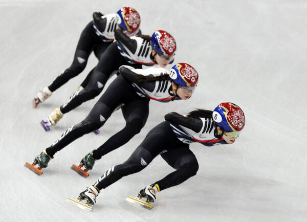 2026 밀라노·코르티나담페초 동계올림픽이 열릴 이탈리아 밀라노 아이스스케이팅 아레나에서 쇼트트랙 김길리(오른쪽부터), 심석희, 노도희, 이소연이 훈련하고 있다. 연합뉴스
