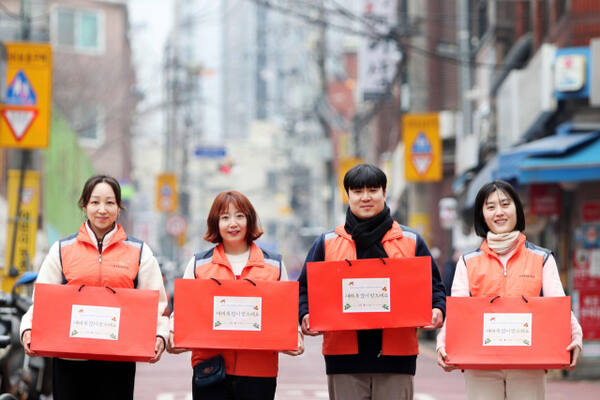 효드림 봉사활동에 참여한 파라다이스그룹 임직원들이 어르신들에게 전달할 선물을 들어 보이고 있다. 파라다이스그룹 제공