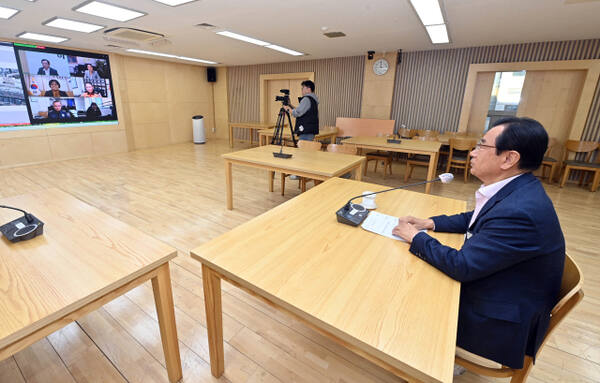 이현재 하남시장이 화상상담시스템을 통해 경찰서장, 소방서장 등 유관 기관 기관장과 화상회의를 하고 있는 모습. 하남시 제공