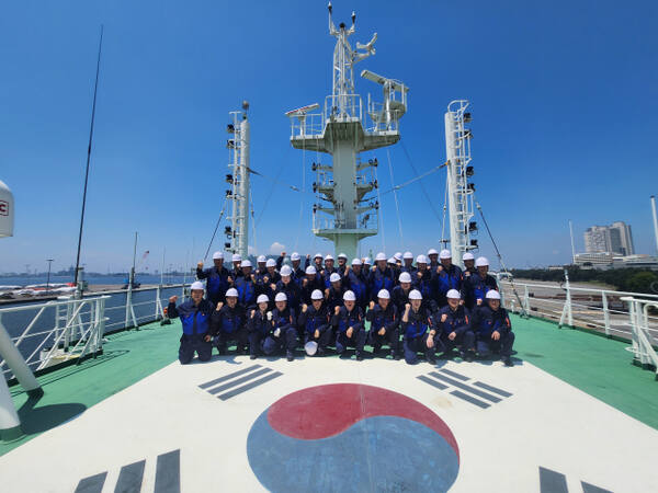특별 승선실습을 수료한 교육생들이 단체 기념사진을 촬영하고 있다. IPA 제공