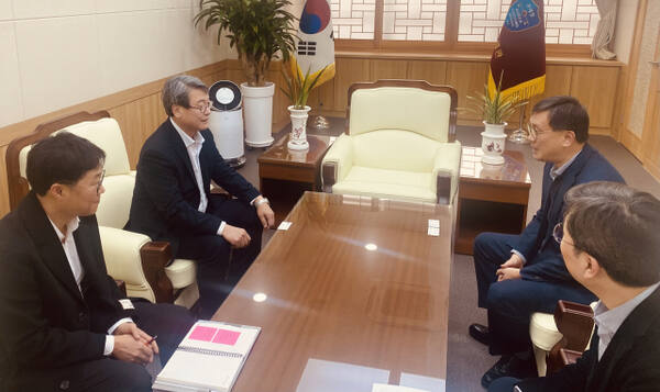 권혁재 인천조달청장이 5일 관세청 인천본부세관을 방문해 고석진 인천세관장과 면담을 하고 있다. 인천조달청 제공