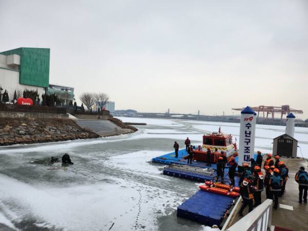 김포소방서 구조대와 수난구조대원들이 수난구조대 계류장에서 보트접안 및 수상·수중 구조 훈련을 하고 있다. 김포소방서 제공