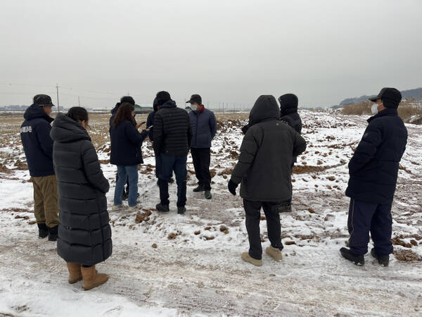 인천 강화군 불법 매립 감시단원들이 불법매립 의심 현장을 감시하고 있다. 강화군 제공