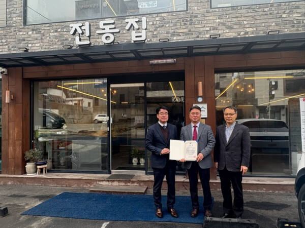 5일 인천 연수구 전동집에서 열린 ‘2025년 인천지역 우수 백년소상공인’ 선정 기념 표창 수여식에서 이순석 인천지방중소벤처기업청장(왼쪽)과 참석자들이 기념촬영을 하고 있다. 인천중기청 제공