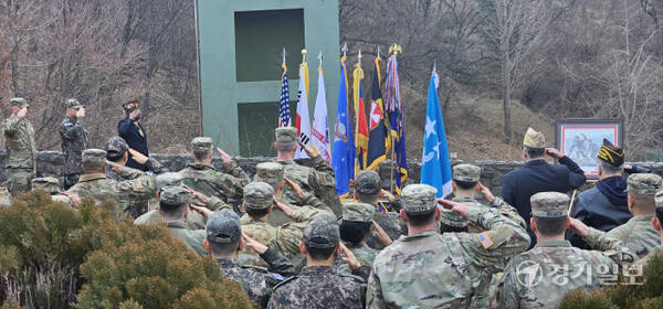 5일 K-55미군기지 내 180고지 기념공원에서 열린 제75주기 180고지 전투 기념식에서 참석한 장병들이 국기를 향해 경례를 하고 있다. 윤동현기자