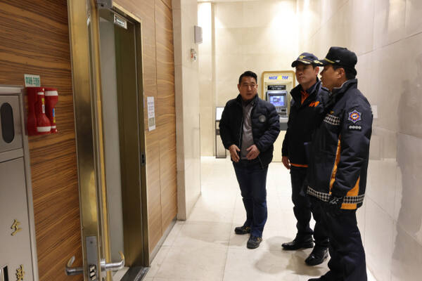 김지한 안양소방서장이 5일 안양시 동안구 소재 롯데백화점 평촌점을 방문해 특별피난계단 등 피난·방화시설 전반에 대한 현장 안전지도를 실시했다. 안양소방서 제공