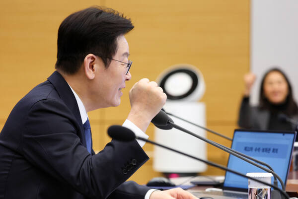 이재명 대통령이 5일 청와대 여민관에서 열린 수석보좌관회의에서 2026 밀라노-코르티나 담페초 동계올림픽 선수단의 선전을 기원하며 파이팅을 외치고 있다. 연합뉴스