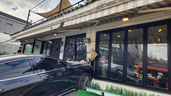 지난 1월6일 인천 서구 마전동 한 카페로 60대 여성이 몰던 승용차가 돌진했다. 인천소방본부 제공