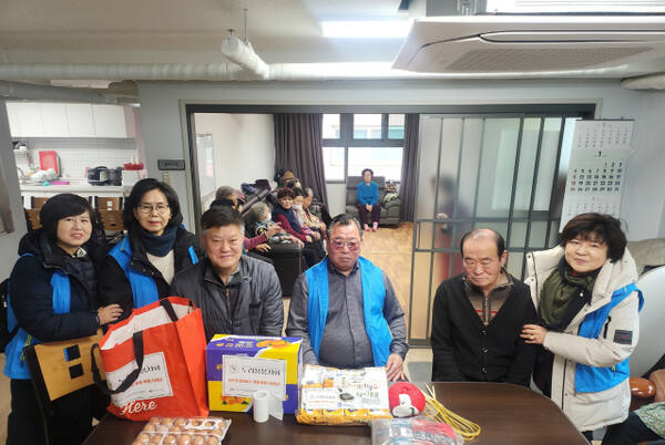 안산시 월피동 누리봄봉사회원들이 경로당을 방문, 간식과 식재료를 전달하는 모습. 안산시 제공