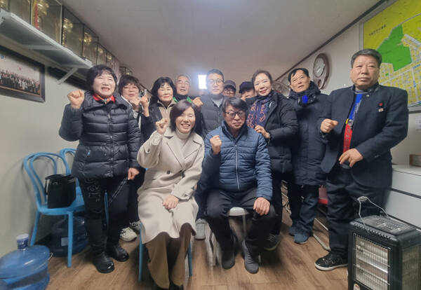 지난 3일 김지연 동장 등 지역내 직능단체장들이 자율방범대 성호지대를 방문, 격려 물품을 전달한 뒤 기념 촬영을 하고 있다. 안산시 제공