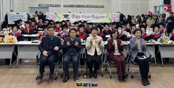 5일 오전 파주시 금촌1동 행정복지센터 회의실에서 열린 ‘2026년 성인문해교육 이수자 졸업식’에서 최병갑 부시장, 전선아 교육장, 이혜정 시의원 등이 참석자들과 기념촬영을 하고 있다. 파주시 제공