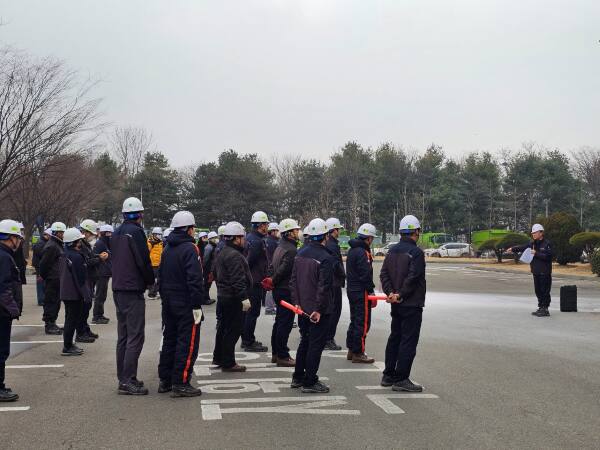 부천시자원순환센터 직원들이 리튬배터리 화재 사전 교육을 받고 있다. 부천시 제공