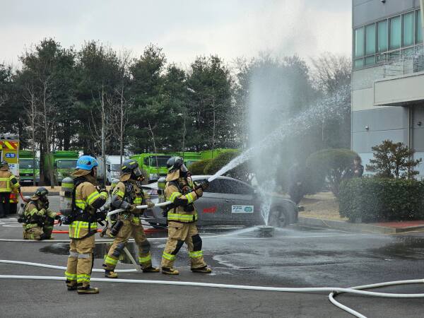 부천소방서 소방대원들이 부천시자원순환센터에서 방수 작업을 실시하고 있다. 부천시 제공