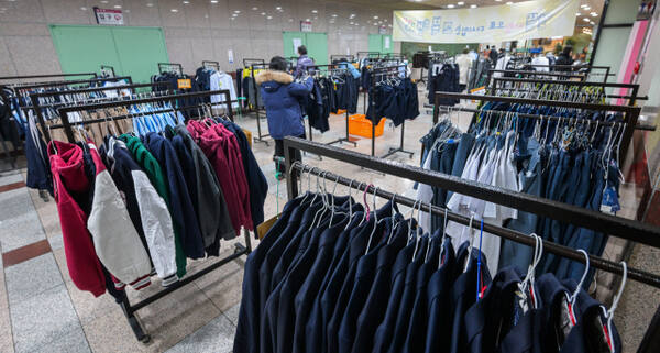 5일 오전 과천시민회관 녹색가게 앞 로비에서 열린 '제29회 알뜰사랑으로 물려입는 교복 행사'에서 학부모들이 기부된 교복을 구매하고 있다. 이날 행사에서는 과천시 관내 중·고등학교 6개 학교의 교복을 싸게 구매할 수 있었다. 윤원규기자