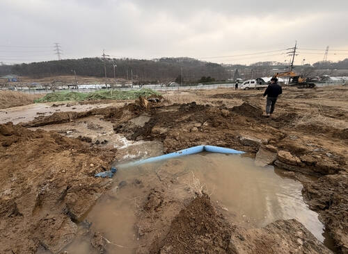 군포시 관계자가 대야미 공공주택지구에서 발생한 상수도관 파손현장을 복구하고 있다. 군포시 제공