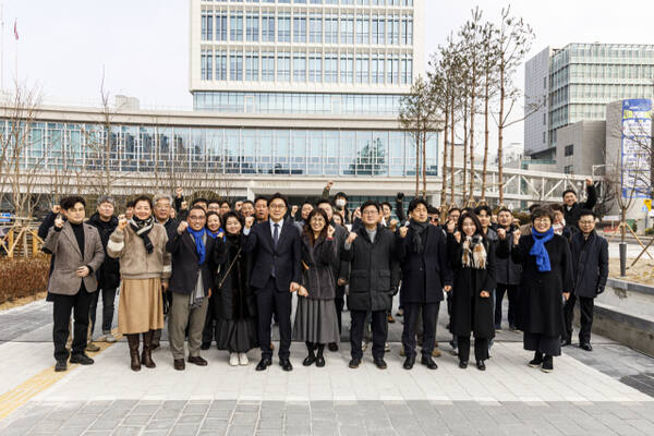 수원특례시장 출마를 선언한 권혁우 경기기본사회위원회 부위원장(앞둘 왼쪽 다섯번째)이 지지자들과 기념촬영을 하고 있다. 경기기본사회위원회 제공