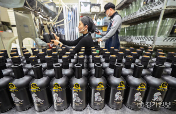 설 연휴를 10여일 앞둔 5일 오후 평택시 오성면 전통주 제조업체 ‘좋은술’에서 직원들이 차례·선물용 전통주를 생산하고 있다. 이날 경기도농업기술원은 설 명절에 차례상에 올리거나 가족과 함께 나눌 술을 고민하는 도민을 위해 지역 농산물로 빚은 전통주 5종을 소개했다. 김시범기자
