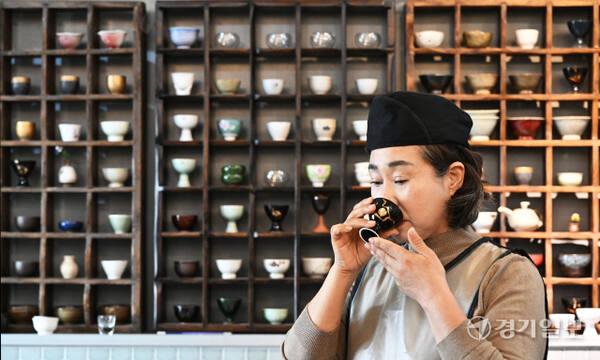 설 연휴를 10여일 앞둔 5일 오후 평택시 오성면 전통주 제조업체 ‘좋은술’에서 이예령 대표가 제조한 전통주를 시음하고 있다. 이날 경기도농업기술원은 설 명절에 차례상에 올리거나 가족과 함께 나눌 술을 고민하는 도민을 위해 지역 농산물로 빚은 전통주 5종을 소개했다. 김시범기자