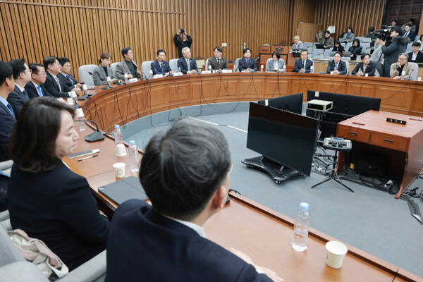 더불어민주당 정청래 대표가 5일 국회에서 초선 의원들을 만나 인사말하고 있다. 연합뉴스