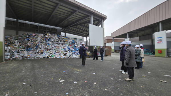 4일 시흥시 환경미화타운을 방문, 시흥도시공사 관계자로부터 시설 가동 현황을 전해듣고 있다. 시흥시 제공