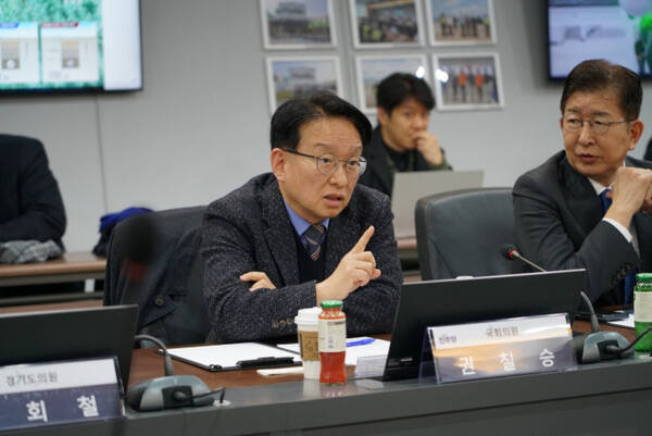 더불어민주당 권칠승 의원이 6일 SK하이닉스 용인 반도체 클러스터 조성 현장을 방문해 관계자 간담회를 갖고 기업 애로사항을 청취하고 있다. 권칠승의원실 제공