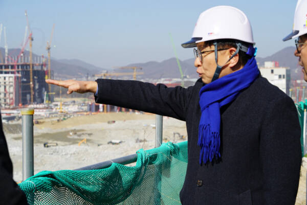 더불어민주당 권칠승 의원이 6일 SK하이닉스 용인 반도체 클러스터 조성 현장을 둘러보고 있다. 권칠승의원실 제공