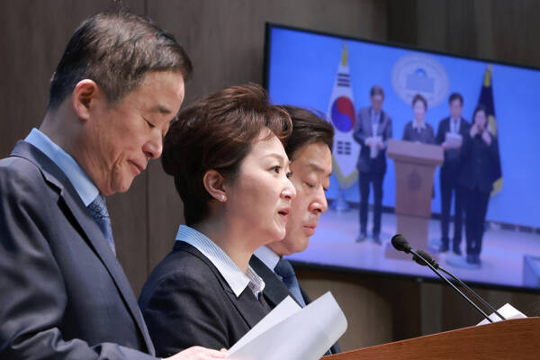 더불어민주당 강득구(왼쪽부터)·이언주·황명선 최고위원이 6일 국회 소통관에서 민주당과 조국혁신당 간 합당 논의를 중단할 것을 촉구하고 있다. 연합뉴스